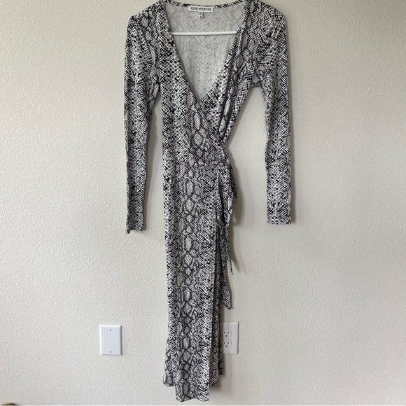 Good American | Runaround Wrap Midi Dress Snakeskin Size XS Gray - Picture 4 of 11